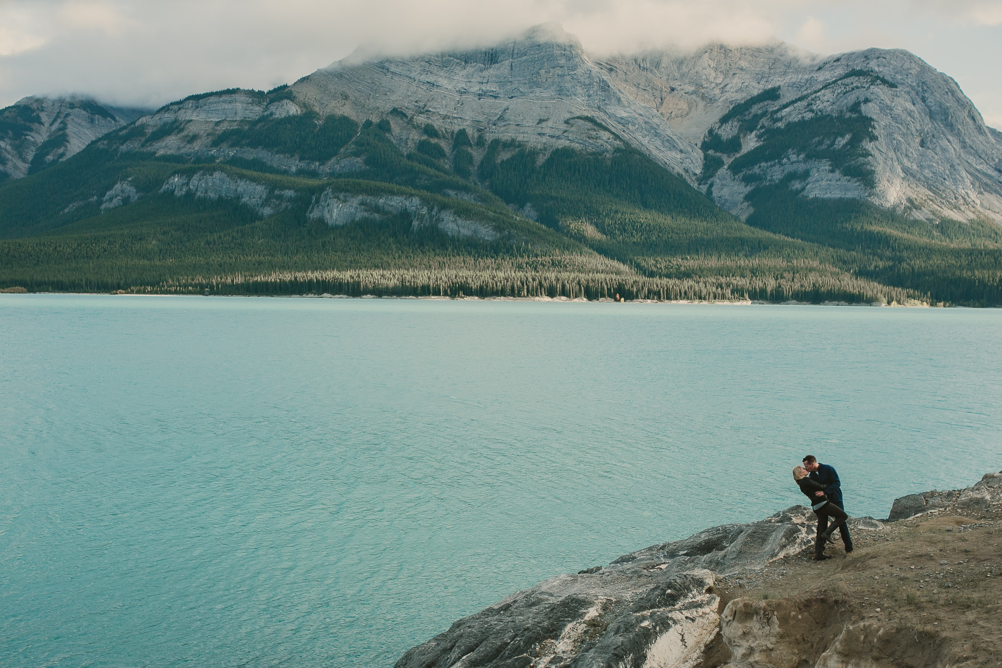 man and woman hugging in the mountains