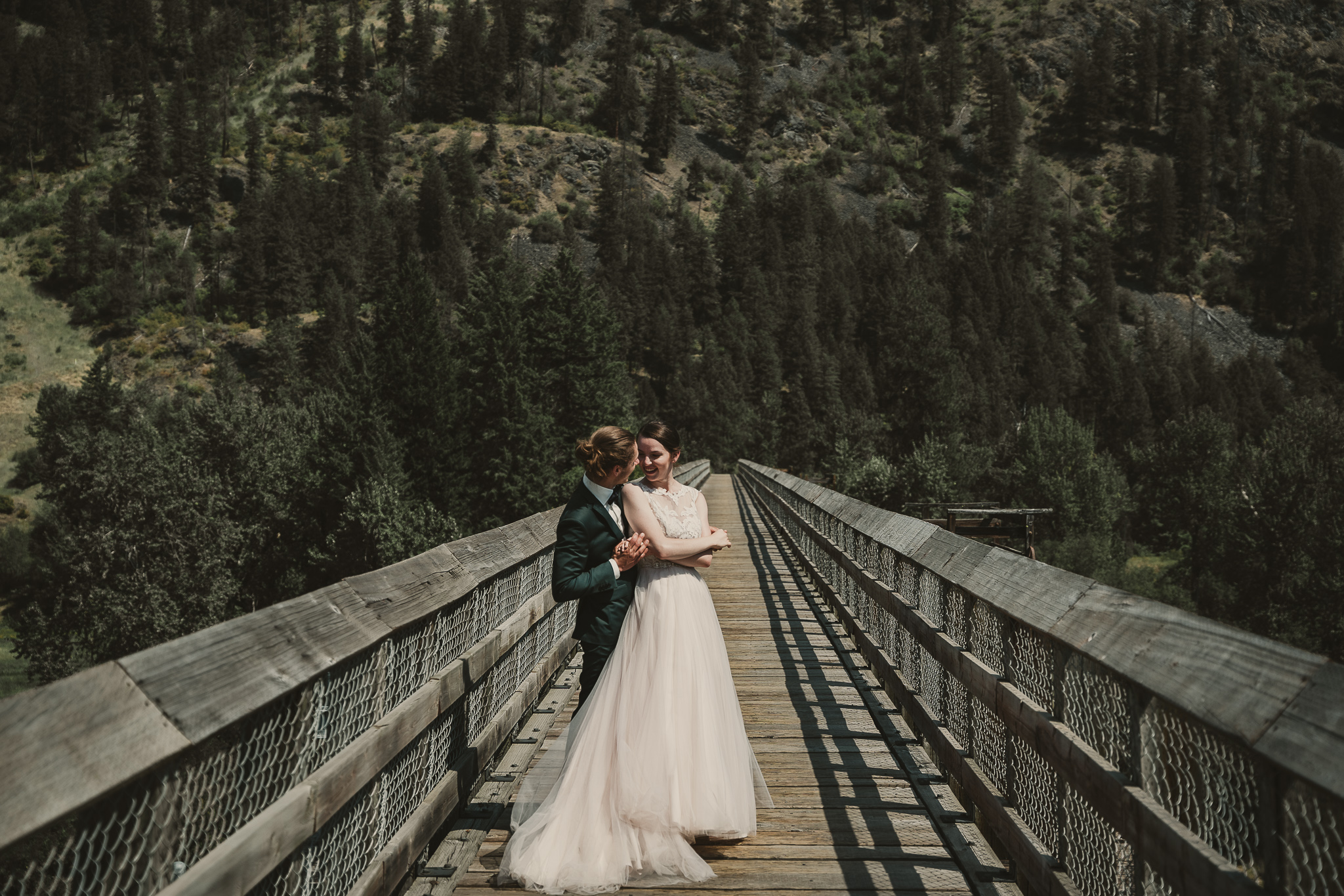 Wedding Couple om bridge